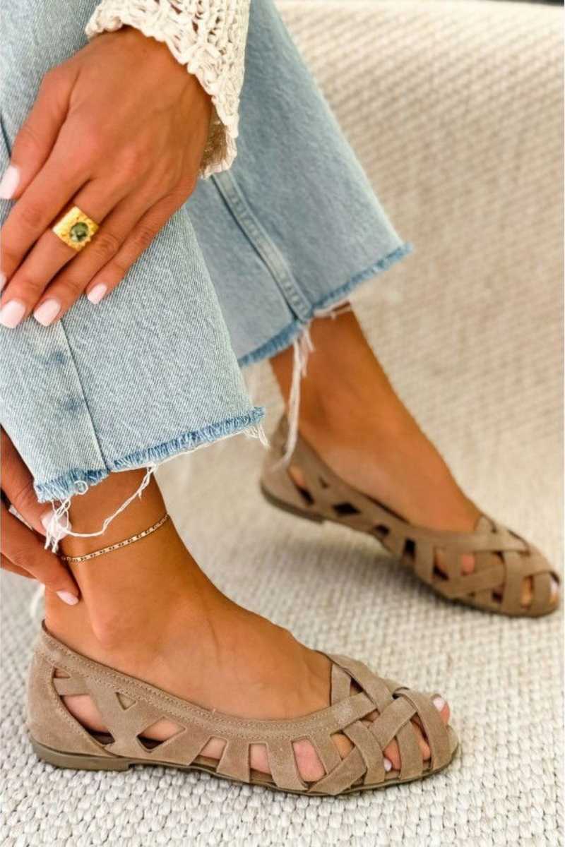 Bequeme, geflochtene Sandalen mit offenem Zehenbereich und niedrigem Absatz mit überkreuzten Riemen