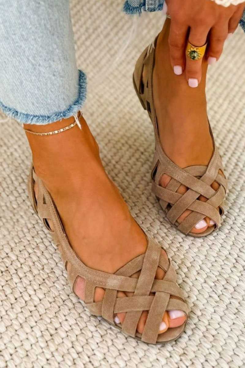Bequeme, geflochtene Sandalen mit offenem Zehenbereich und niedrigem Absatz mit überkreuzten Riemen