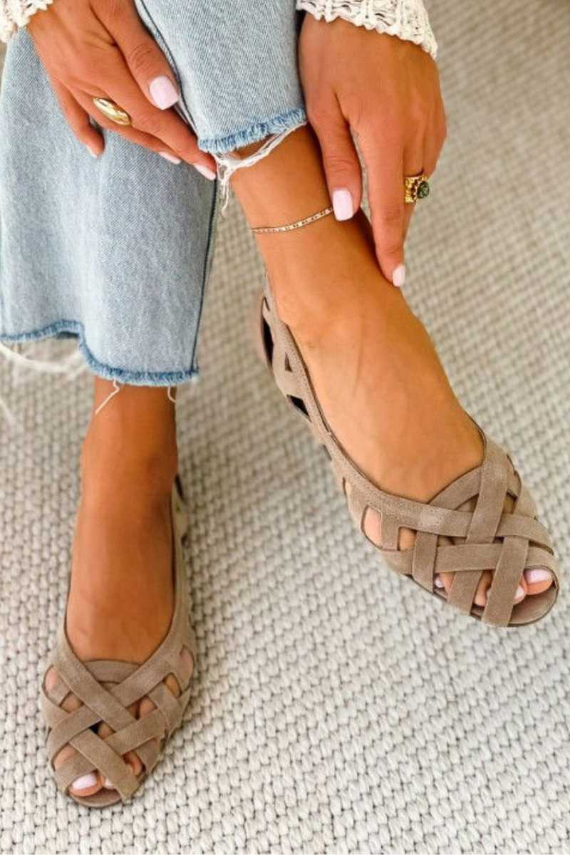 Bequeme, geflochtene Sandalen mit offenem Zehenbereich und niedrigem Absatz mit überkreuzten Riemen
