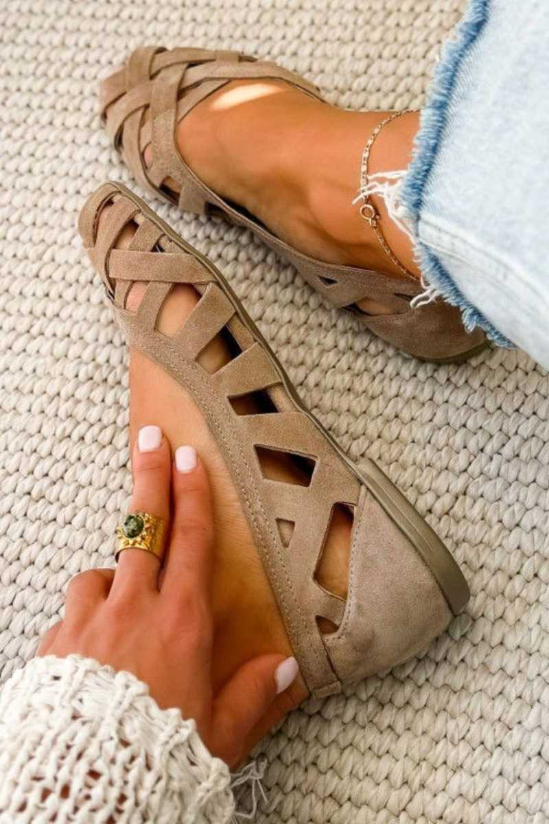 Bequeme, geflochtene Sandalen mit offenem Zehenbereich und niedrigem Absatz mit überkreuzten Riemen