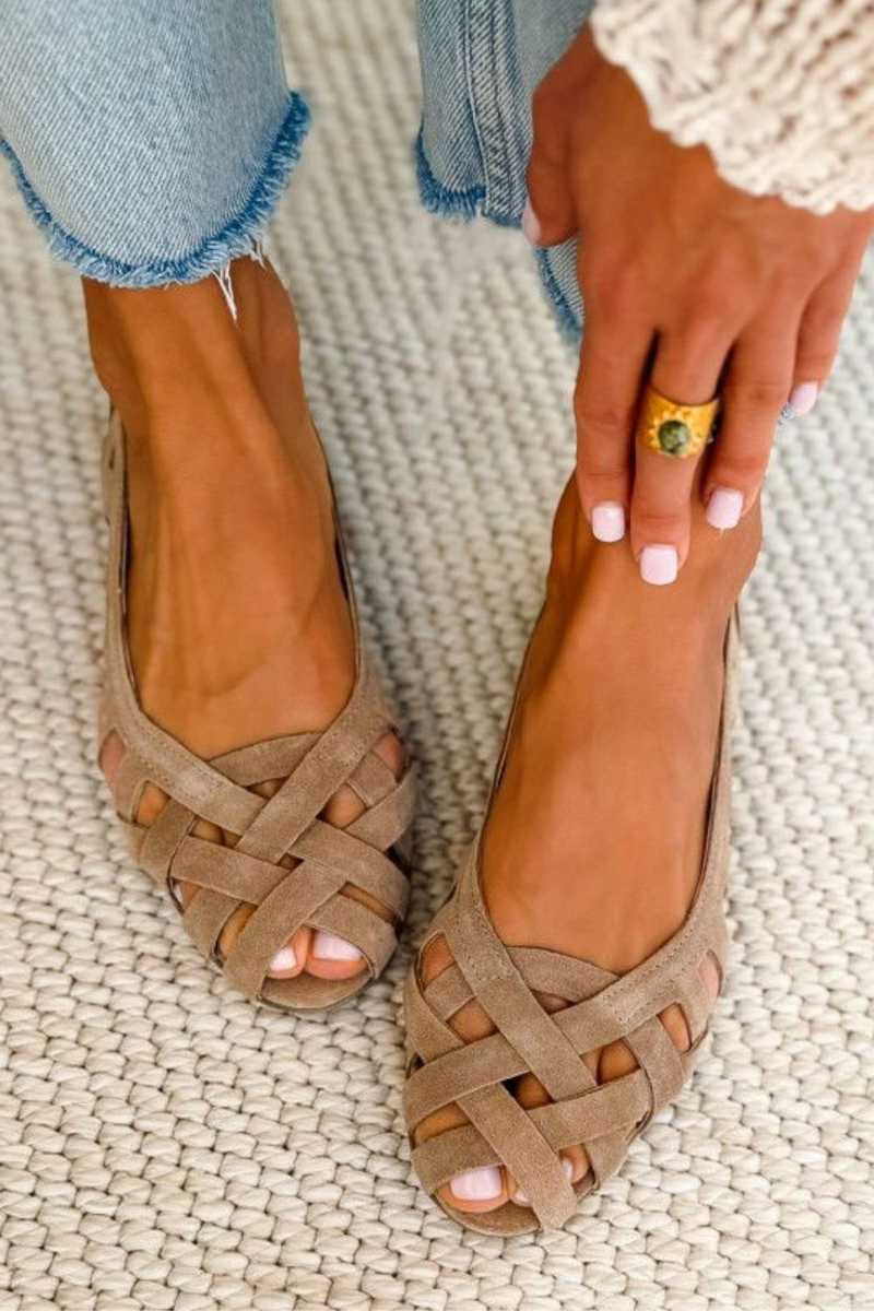 Bequeme, geflochtene Sandalen mit offenem Zehenbereich und niedrigem Absatz mit überkreuzten Riemen