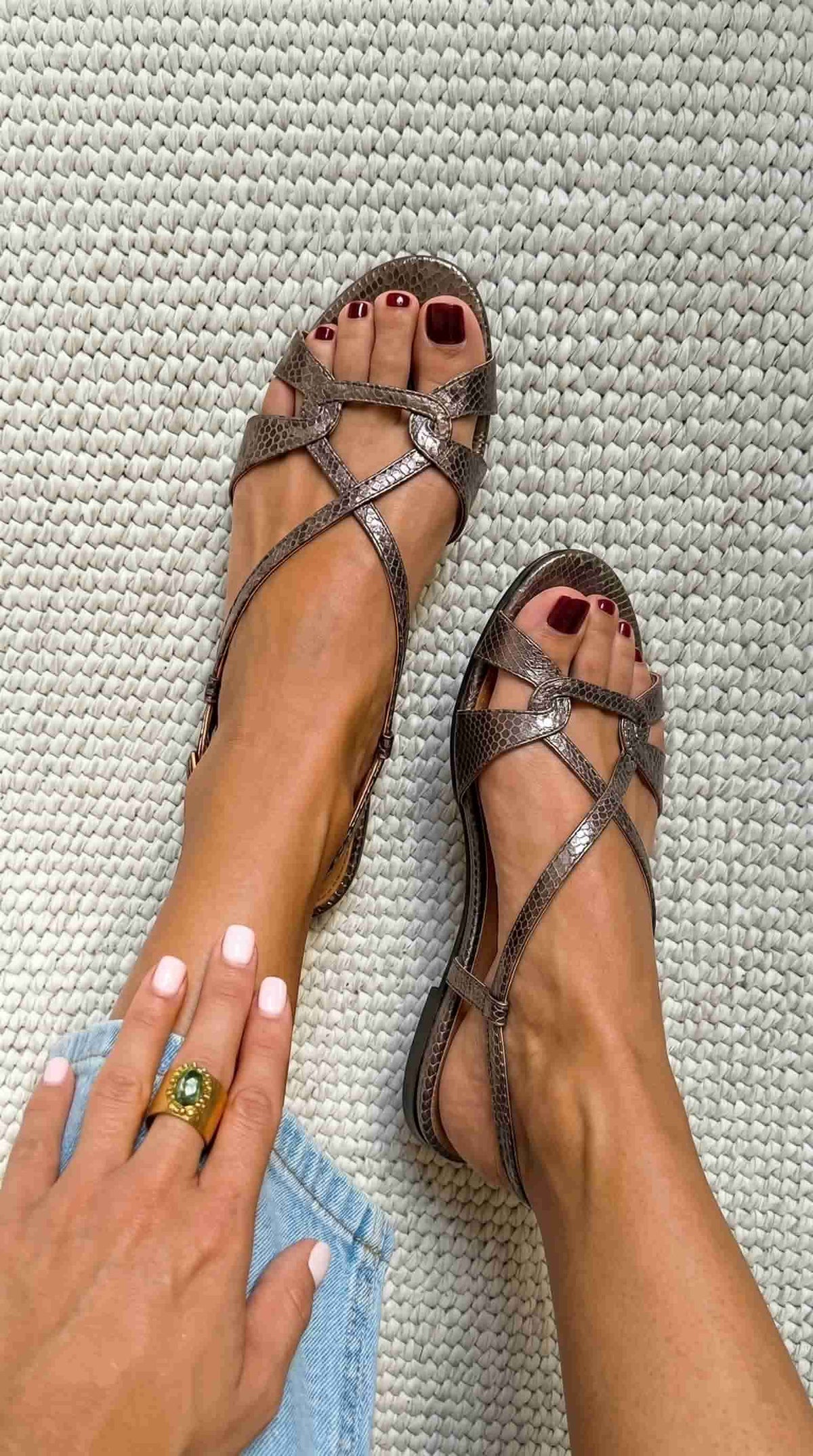 Slingback Sandalen mit Schlangenoptik und niedrigem Absatz in Bronze mit offener Spitze von VELTASSINO