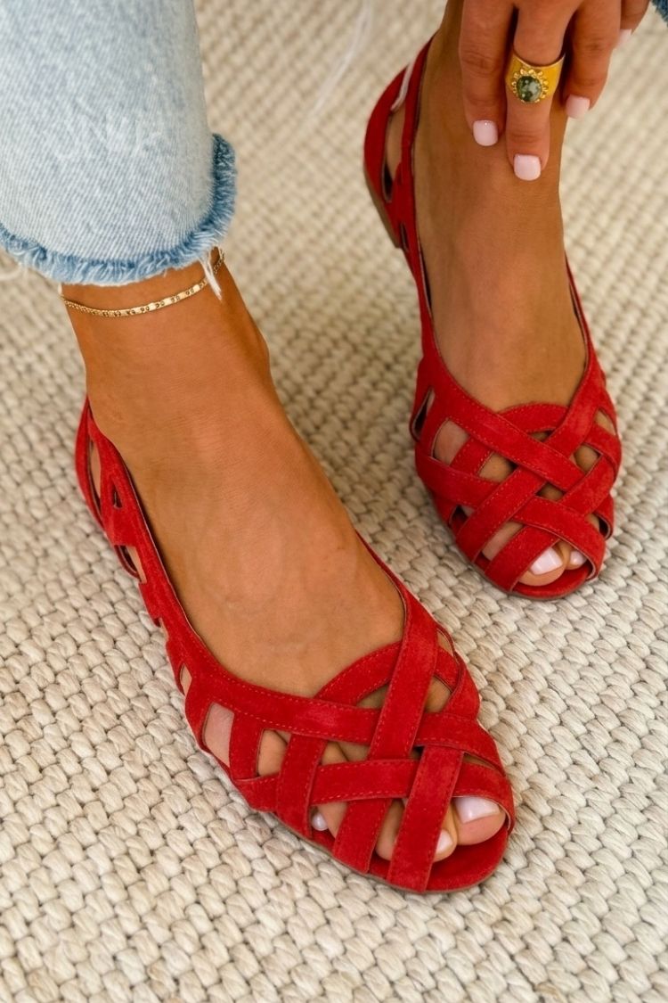 Bequeme, geflochtene Sandalen mit offenem Zehenbereich und niedrigem Absatz mit überkreuzten Riemen