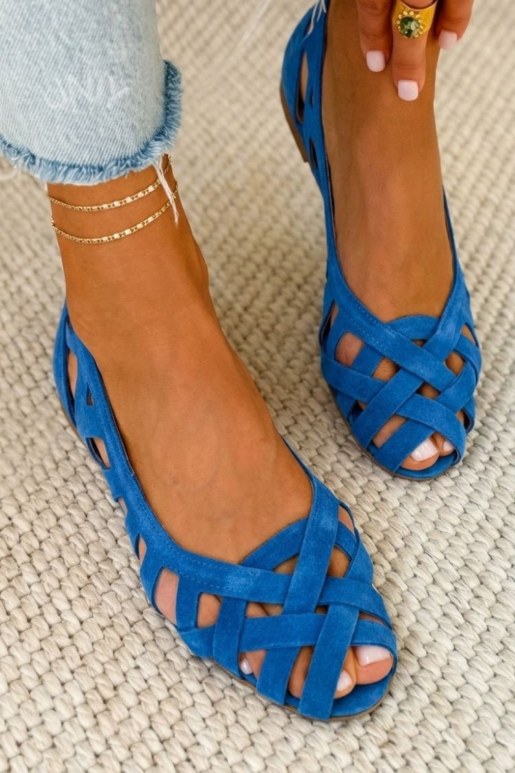 Bequeme, geflochtene Sandalen mit offenem Zehenbereich und niedrigem Absatz mit überkreuzten Riemen