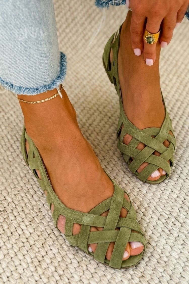 Bequeme, geflochtene Sandalen mit offenem Zehenbereich und niedrigem Absatz mit überkreuzten Riemen