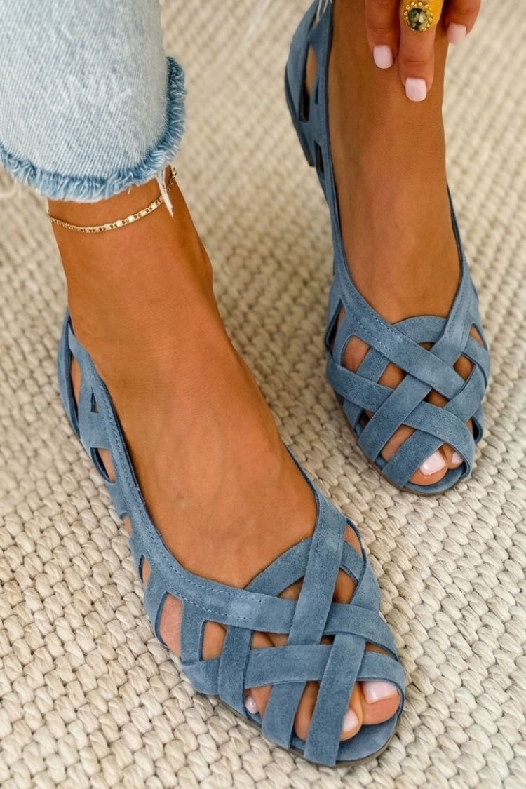 Bequeme, geflochtene Sandalen mit offenem Zehenbereich und niedrigem Absatz mit überkreuzten Riemen