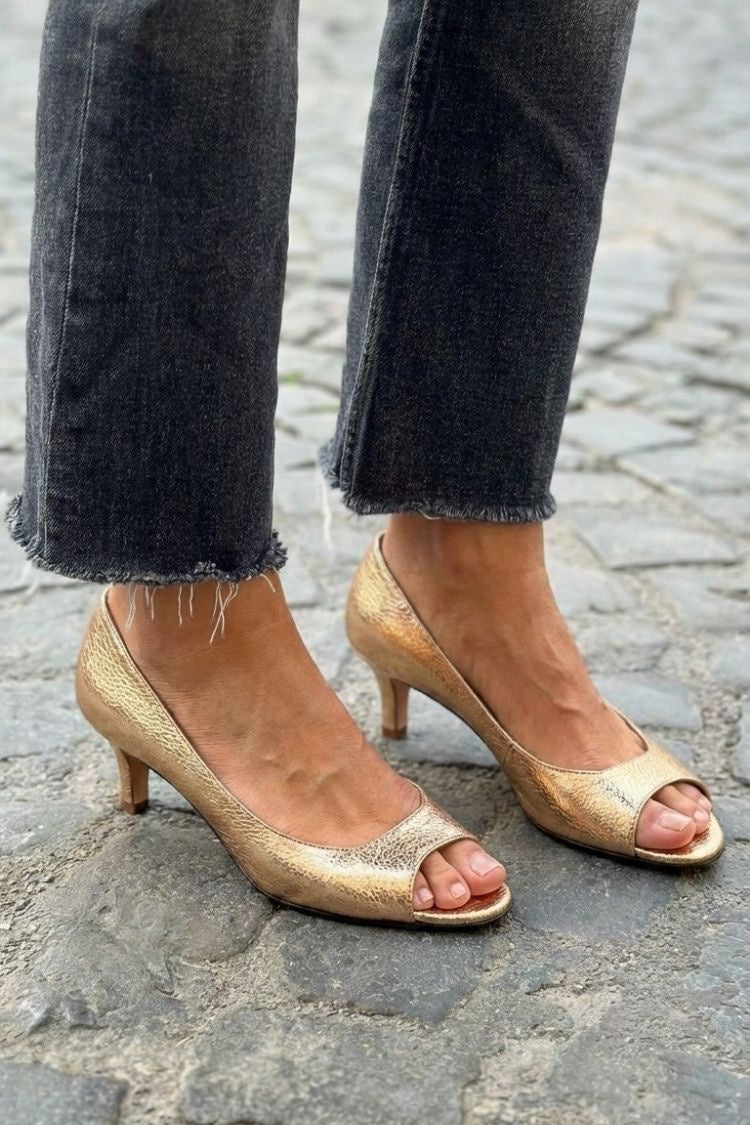 Chic metallisierte Kitten-Heel-Peeptoe-Pumps in Champagnergold